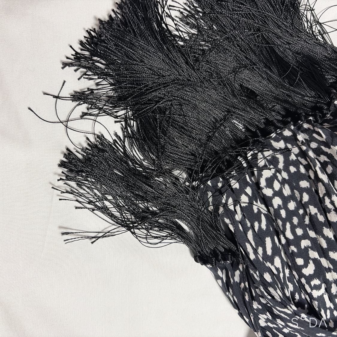 생로랑 블랙 프린트 태슬 스카프 상품이미지3