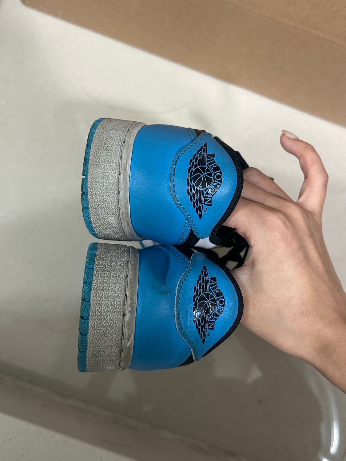 조던 1 레트로 로우 OG 블랙 앤 다크 파우더 블루 245 상품이미지4