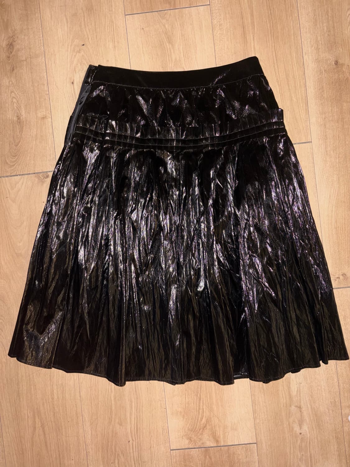 콜로신스 핀턱 미디 스커트 글로시 블랙 상품이미지2