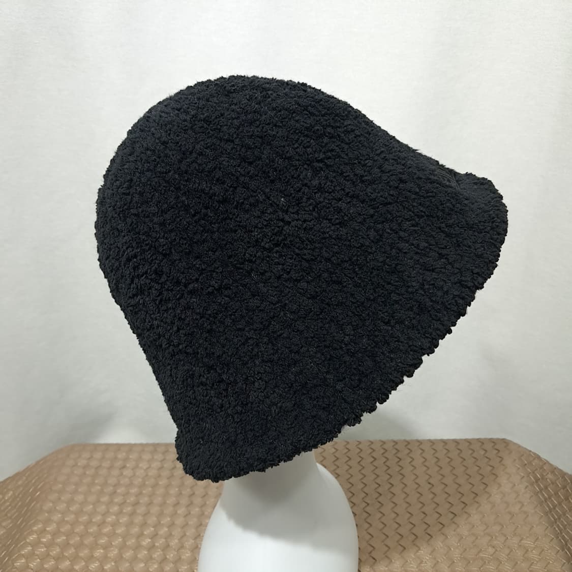 휠라 블랙 뽀글이 후리스 톤온톤 로고 자수 벙거지 햇 P2019 상품이미지4