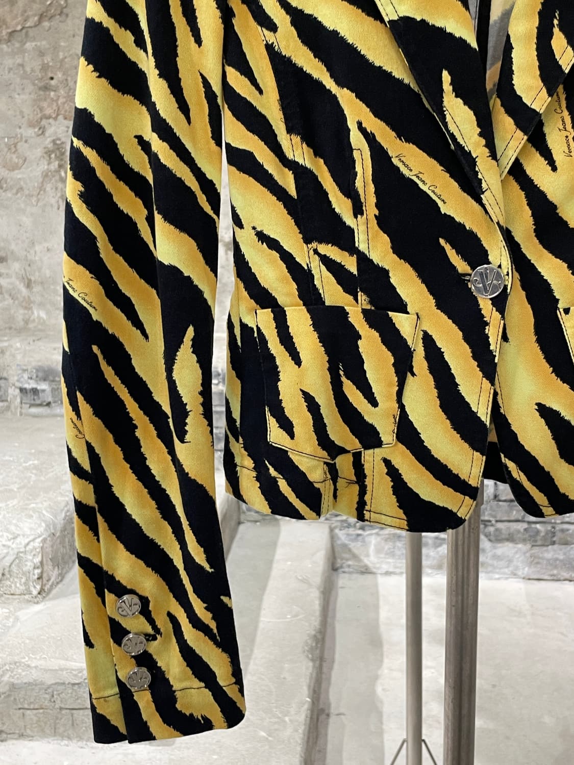 베르사체 진스 꾸뛰르 옐로우 타이거 크롭 슬림 자켓 상품이미지4