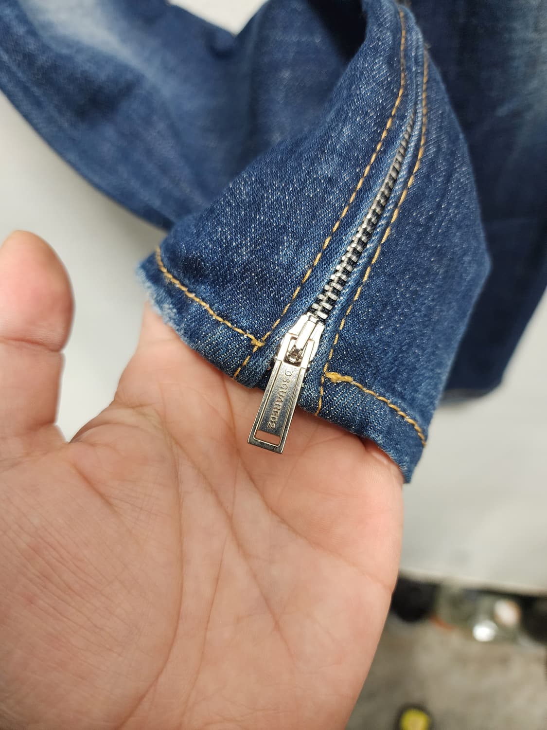 디스퀘어드2 데님 밑단지퍼 디테일 데미지 청바지 상품이미지3