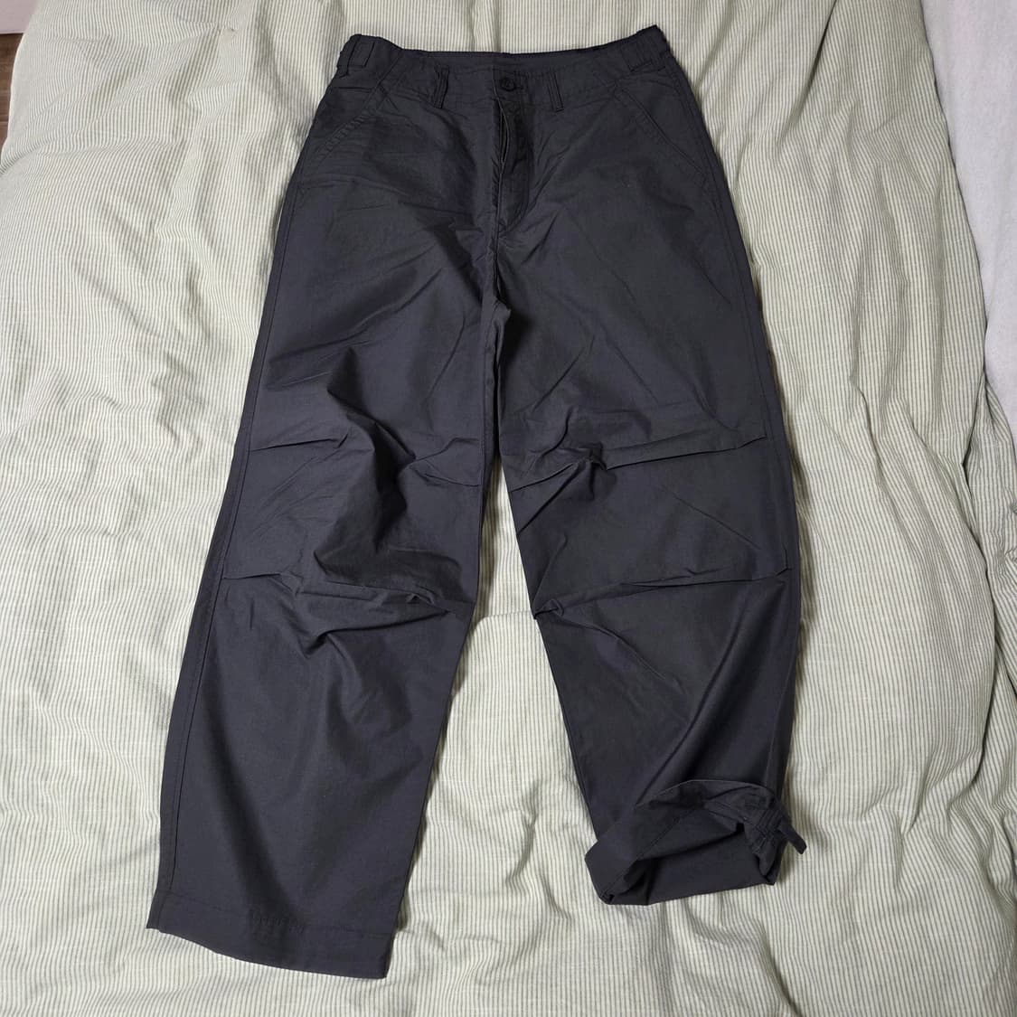 유니클로 U 와이드피트 파라슈트 팬츠 79 다크그레이 / 30 와이드핏 상품이미지1