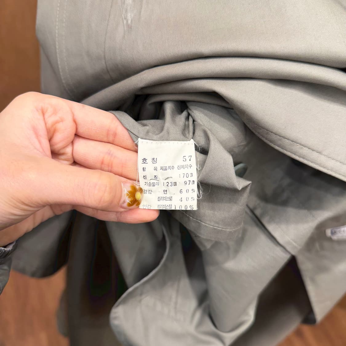 입생로랑 트렌치 코트 히든 버튼업 견장 백 슬릿 디테일 레귤러핏 그레이 상품이미지8