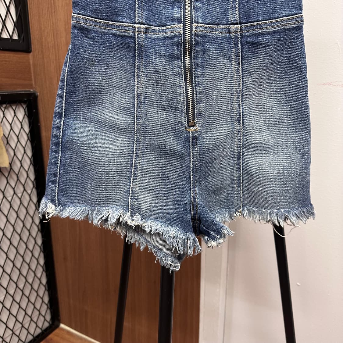 GUESS, Denim Sleeveless Short Jumpsuit  상품이미지4