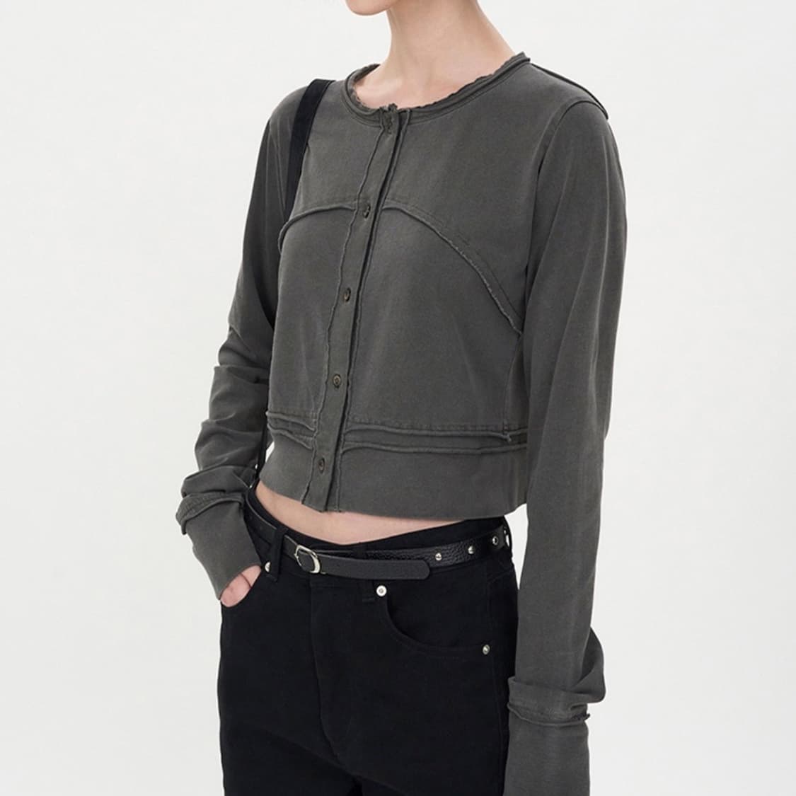 인사일런스 슬림 컷오프 가디건 CHARCOAL 상품이미지2