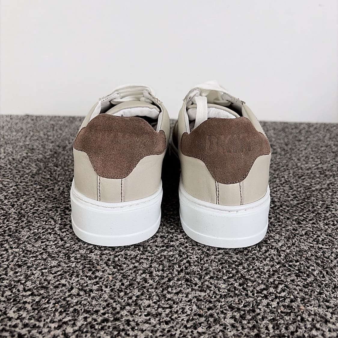 (정품/새상품) DKNY 남성 스웨이드 레더 스니커즈 상품이미지4