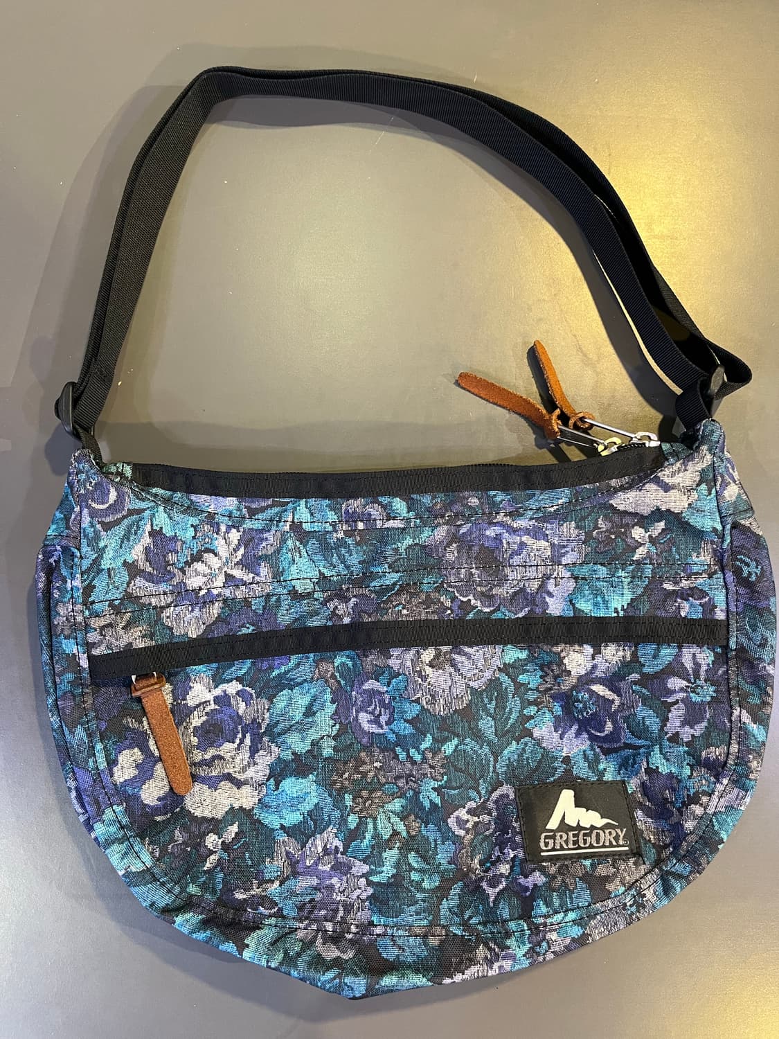 그레고리 플로랄 테피스트리 숄더백 상품이미지1