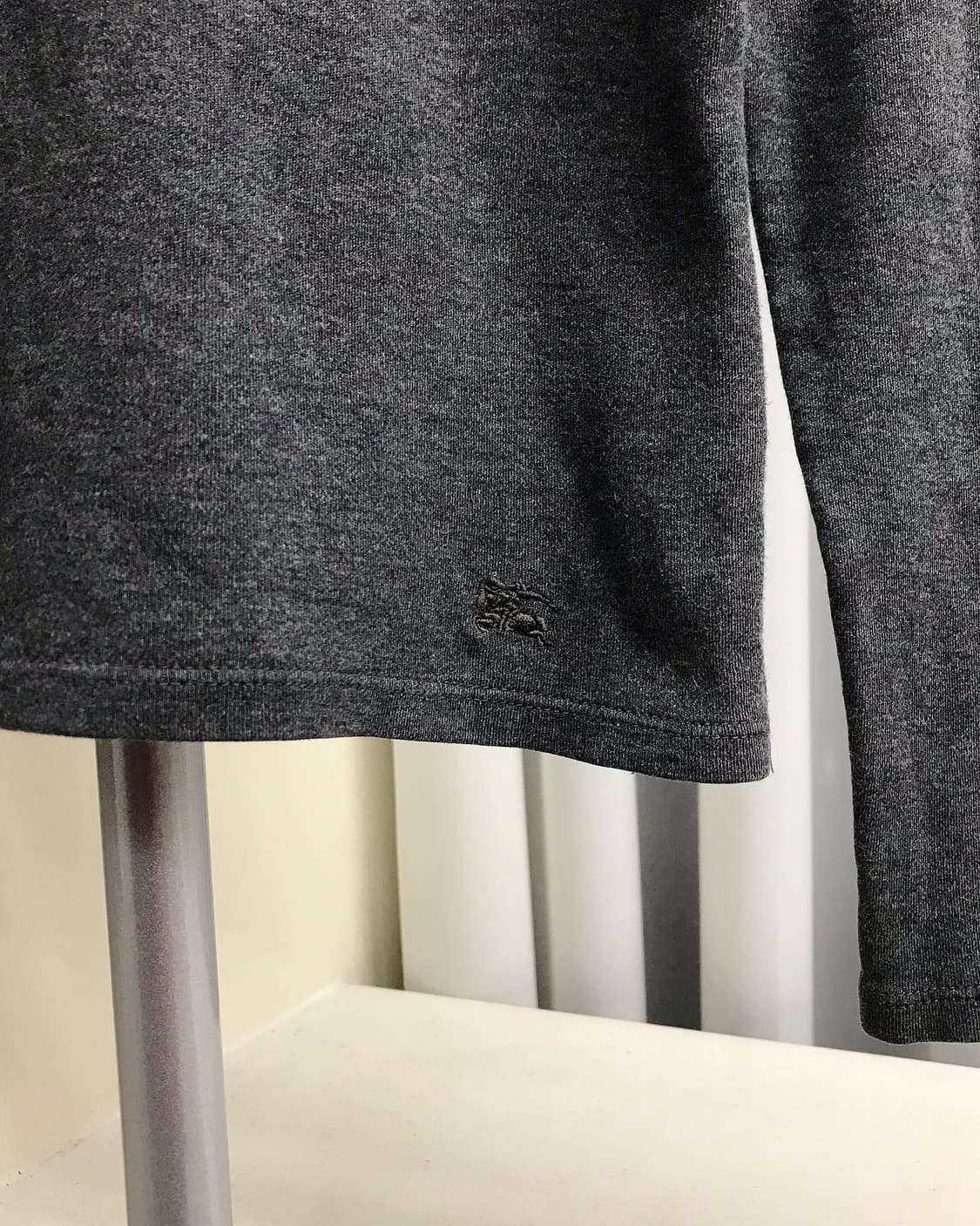 버버리 체크 프릴 퍼프 긴팔티 상품이미지3