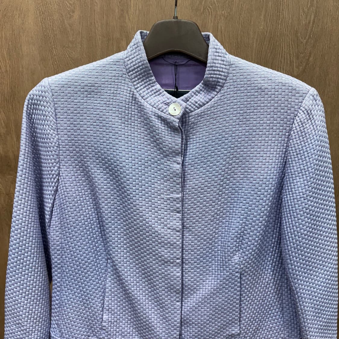 에르노 라운드넥 7부 세미 크롭 자켓 입체 조직 자개 버튼 디테일 퍼플 상품이미지4