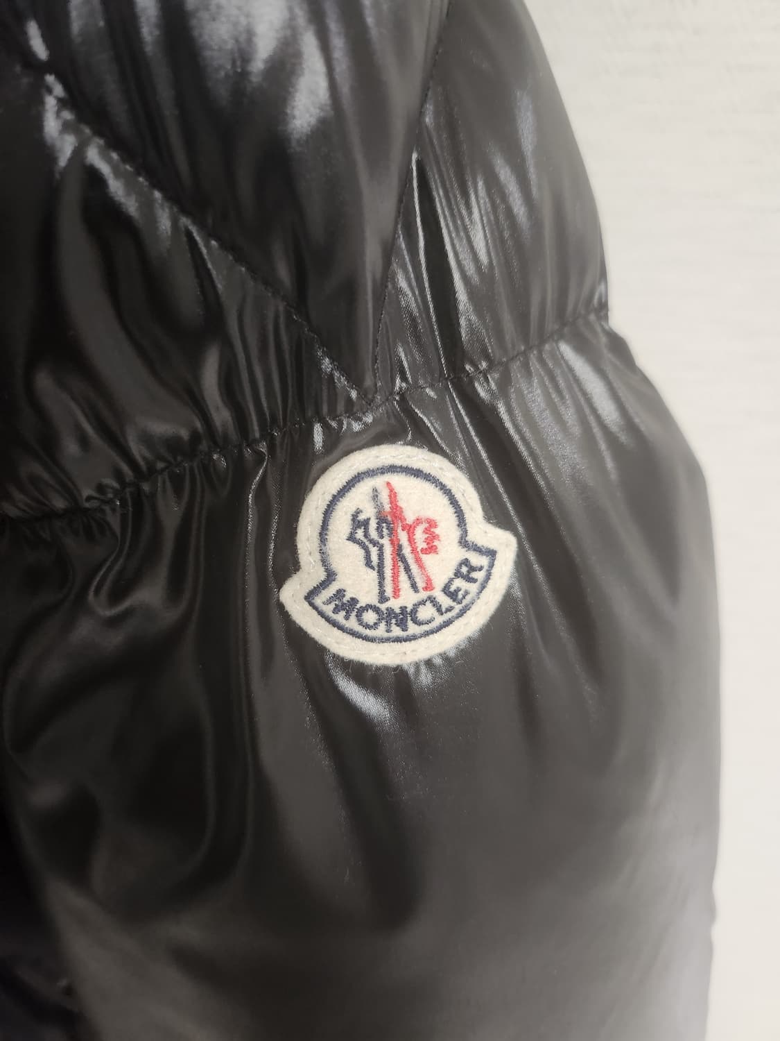 몽클레어 에이나드 Aynard 유광패딩 4사이즈 (박재범착용) 상품이미지3