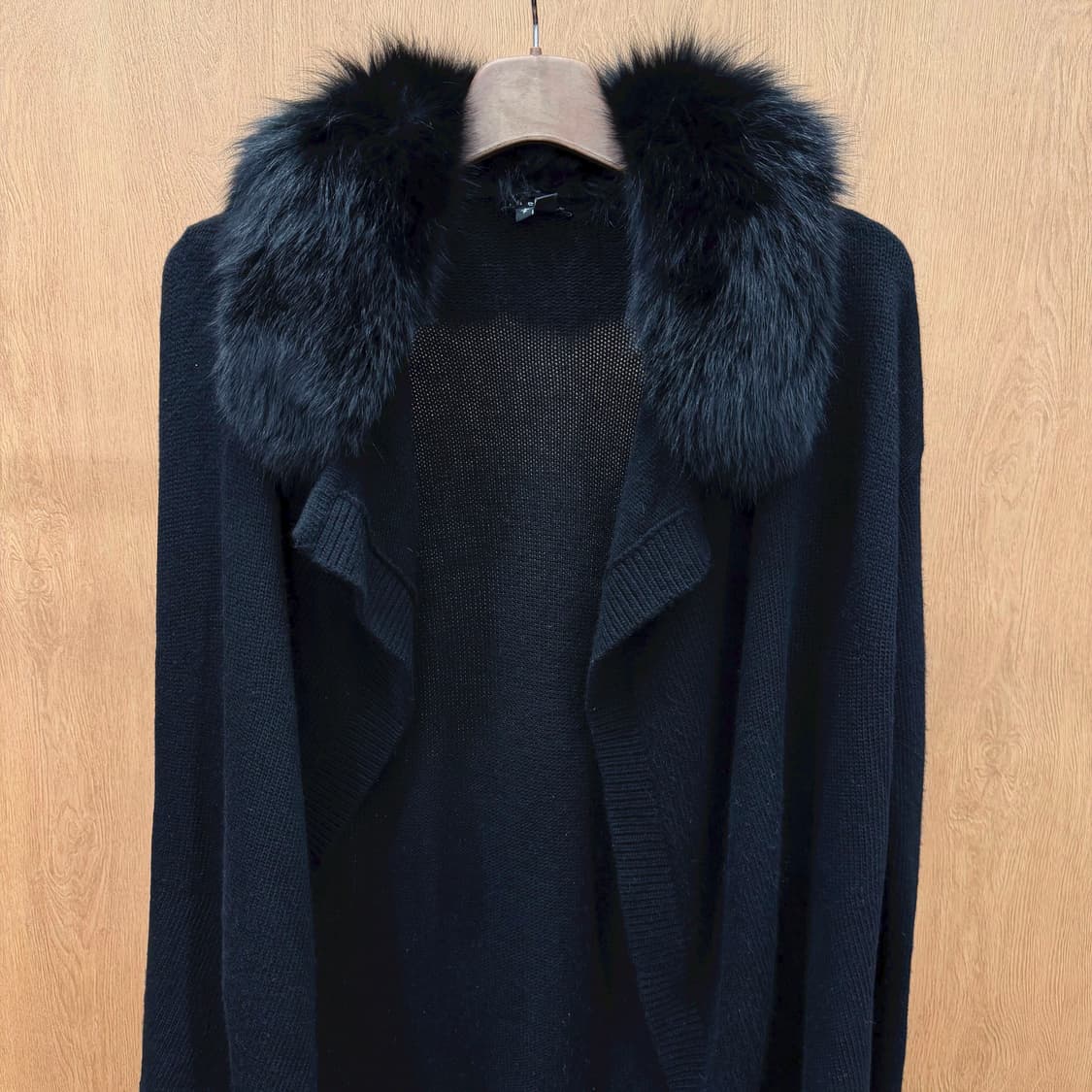 띠어리 니트 오픈 가디건 폭스 퍼 트리밍 디테일 루브핏 블랙 상품이미지4