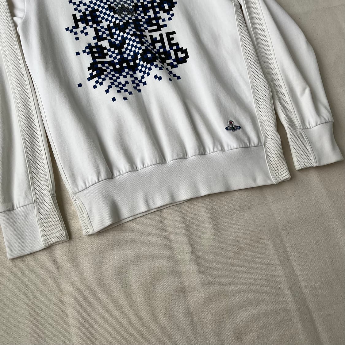 비비안웨스트우드 맨 픽셀 타이포 스웻셔츠 상품이미지3