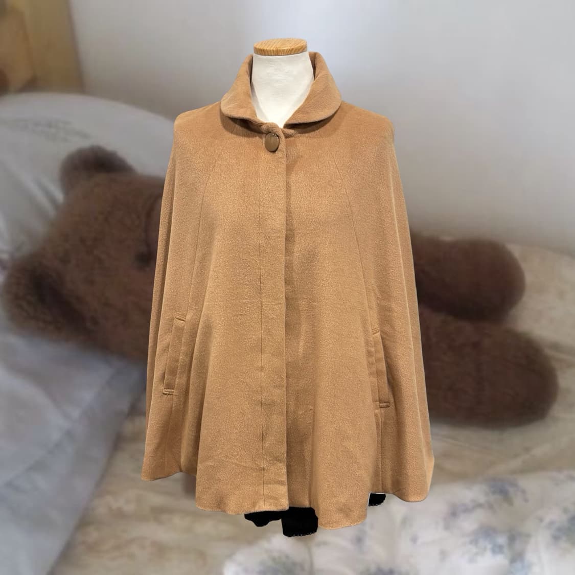 CHU XXX 카라멜 라운드 카라 케이프 자켓 라떼 모리 상품이미지2