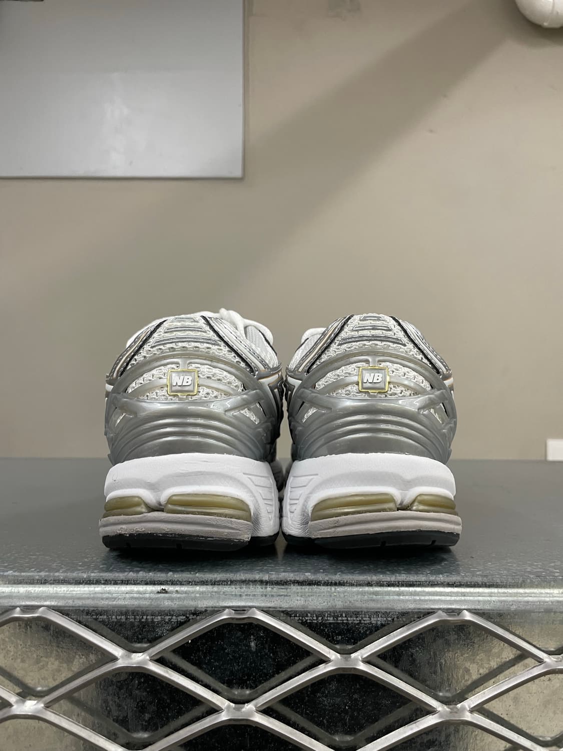뉴발란스 1906R 화이트 메탈릭 실버 245 상품이미지3