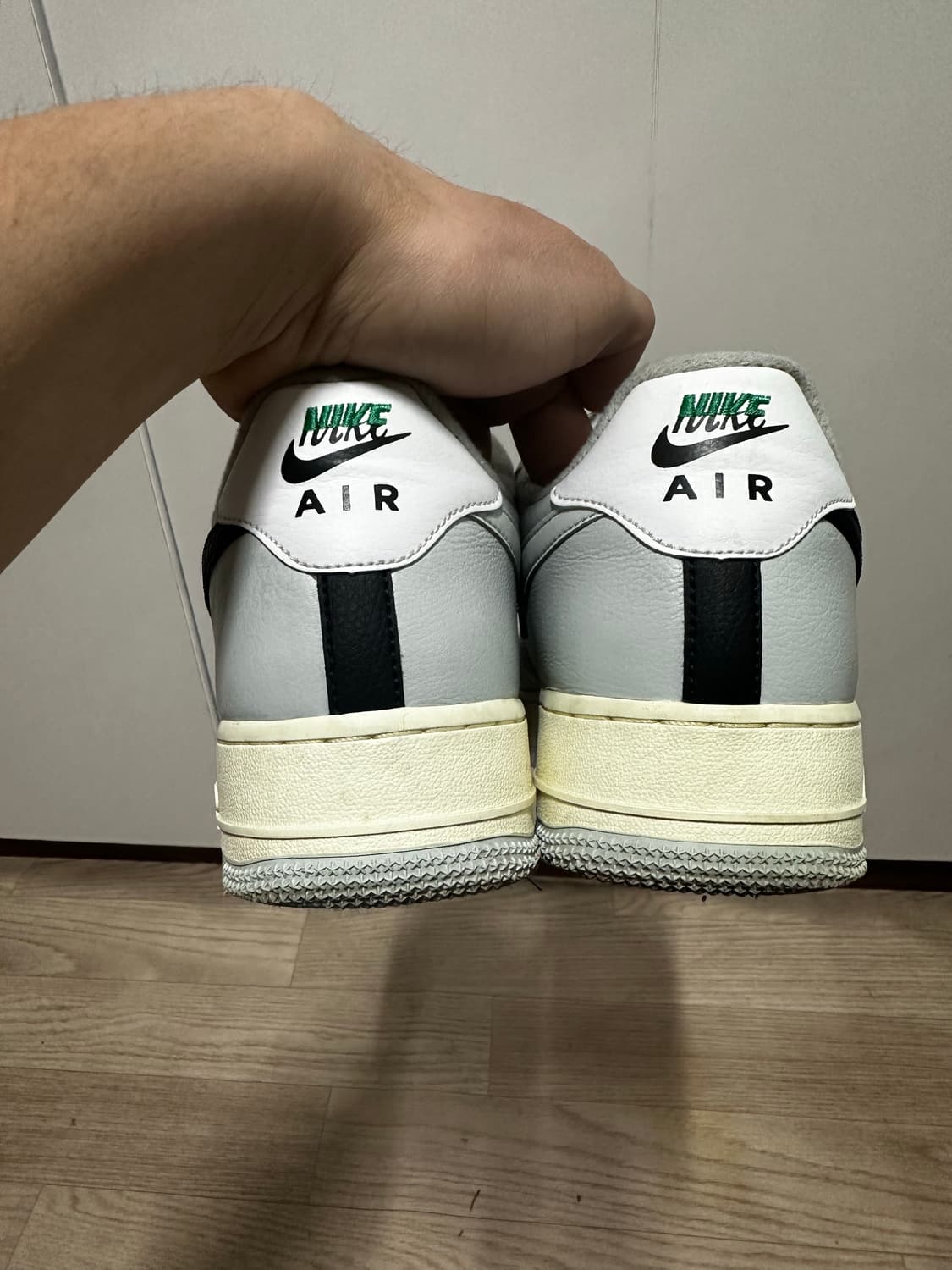 나이키 에어포스1 흰/회색 스니커즈 상품이미지3