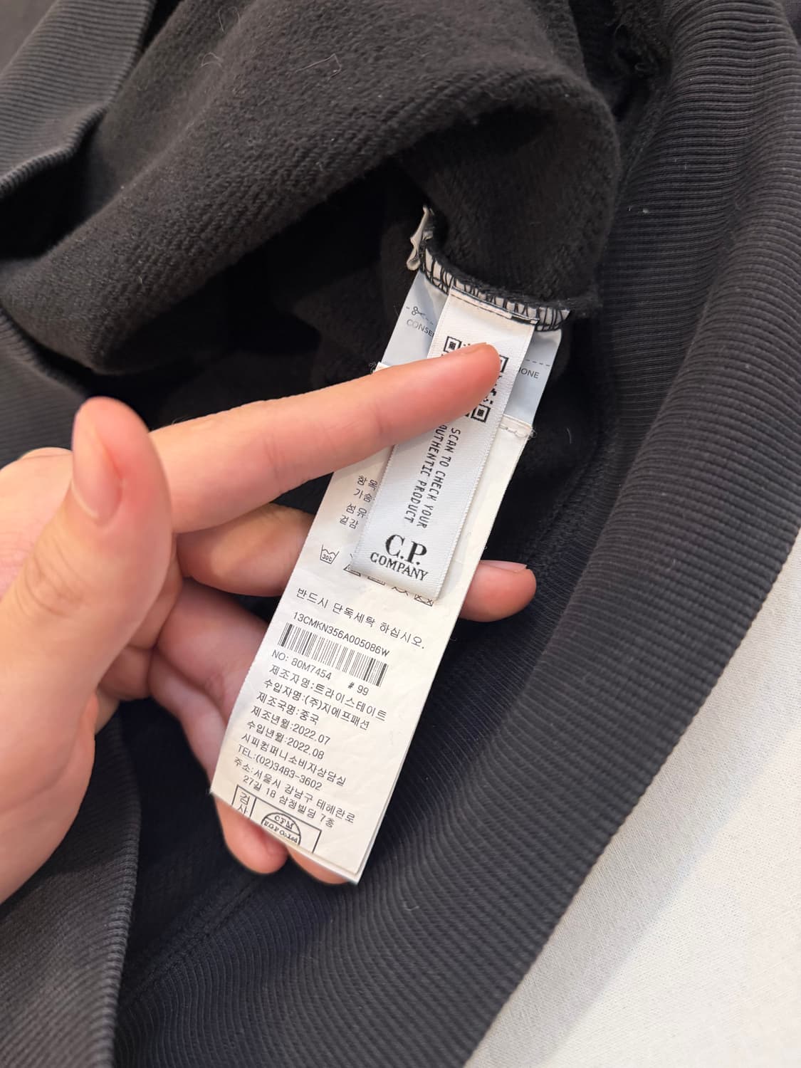 22FW CP 컴퍼니 렌즈와펜 맨투맨 블랙 상품이미지5