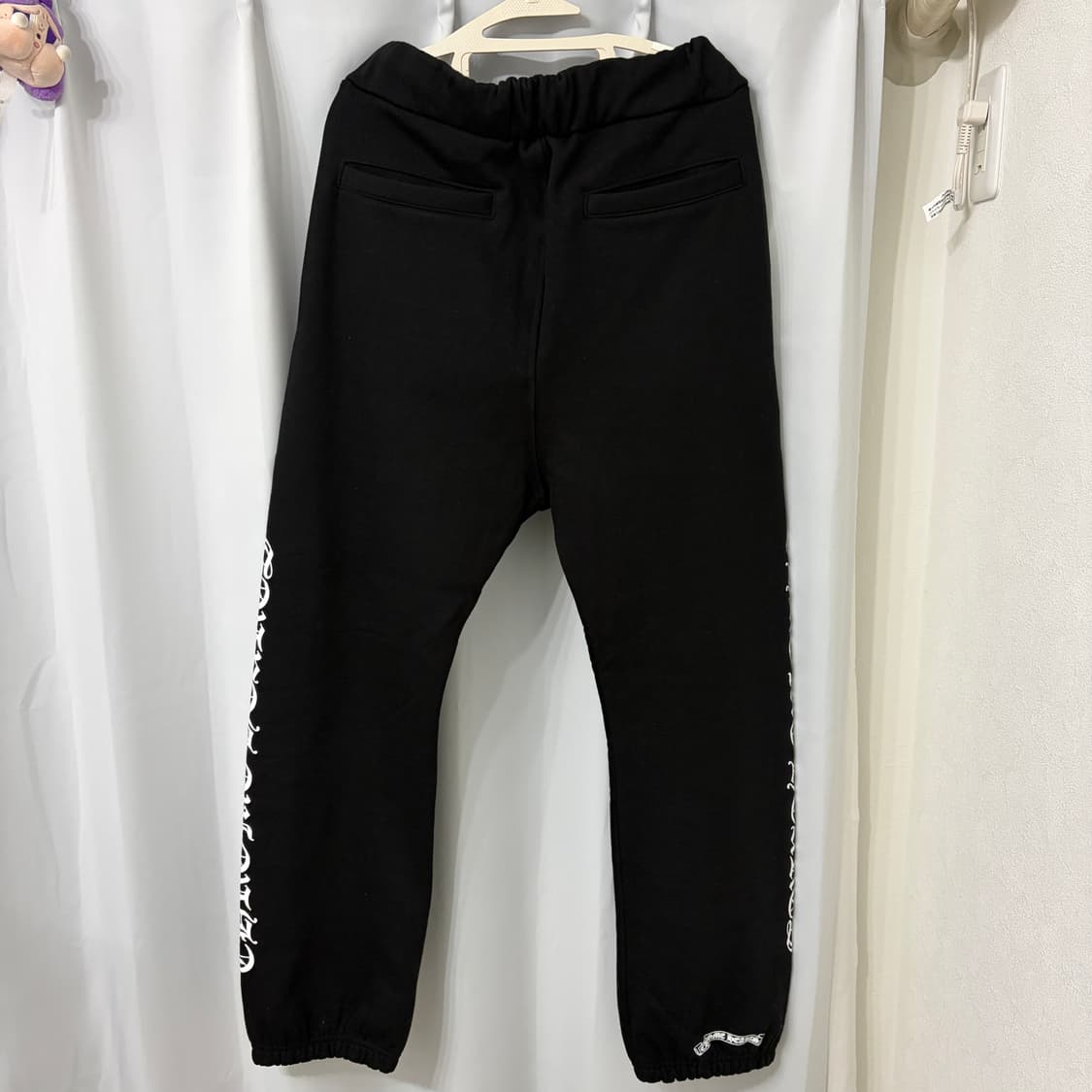 크롬하츠 스크롤 로고 스펠아웃 스웨트팬츠 블랙 상품이미지2