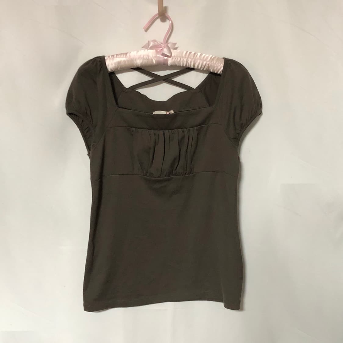 크로스 스트랩 퍼프 슬리브 티셔츠 카키 상품이미지8