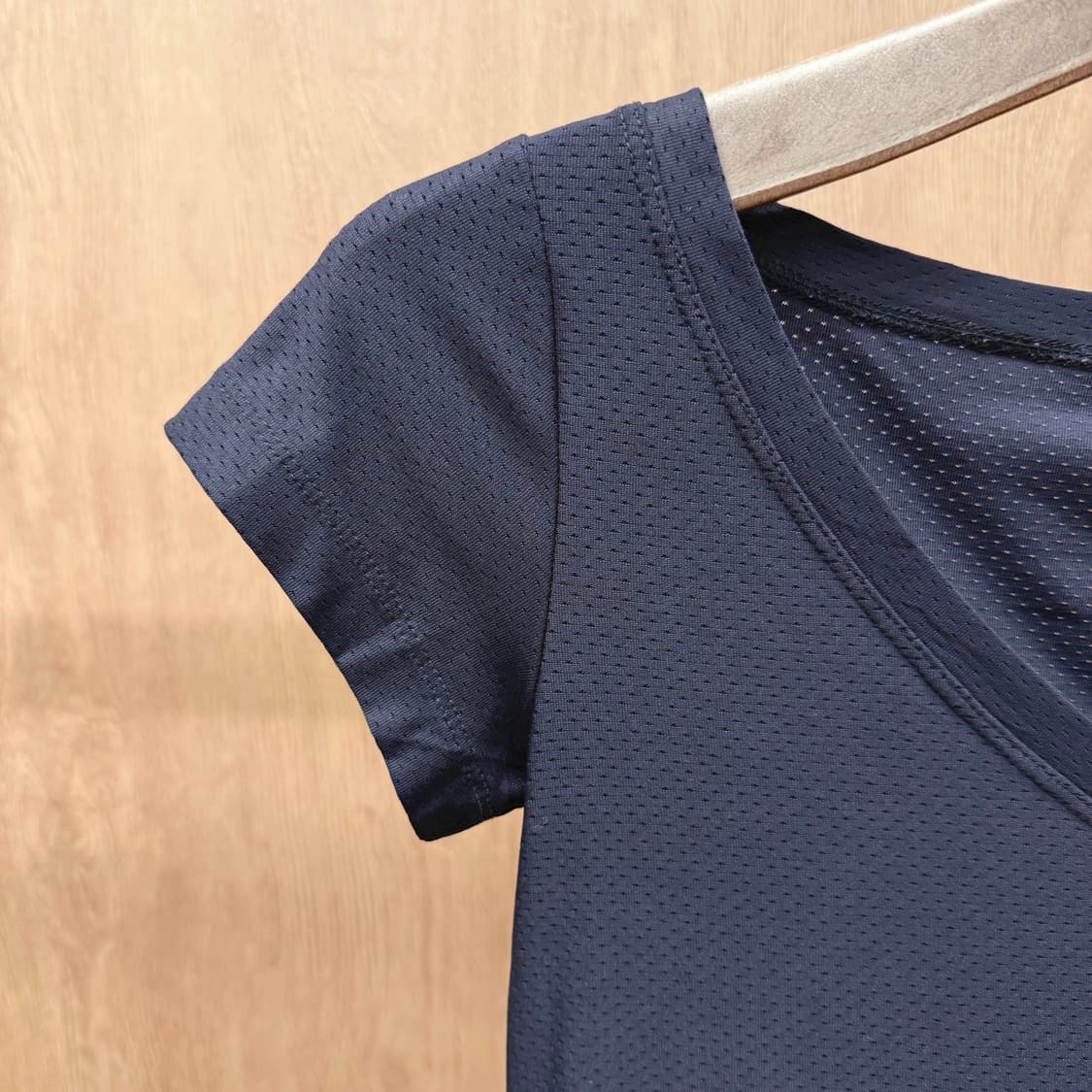 띠어리 브이넥 기능성 반팔 티셔츠 펀칭 메쉬 텍스처 블랙 상품이미지6