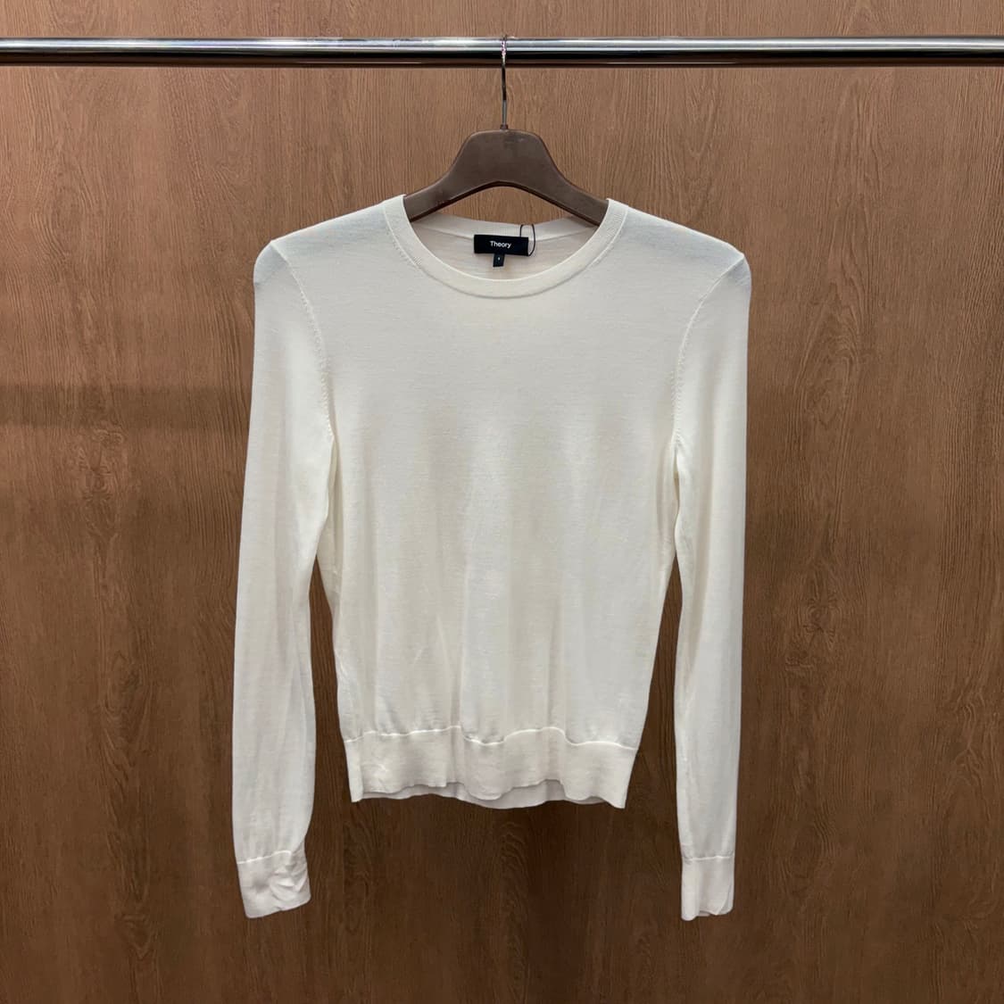 띠어리 울 라운드넥 긴팔 니트 무지 디테일 레귤러핏 화이트 상품이미지2