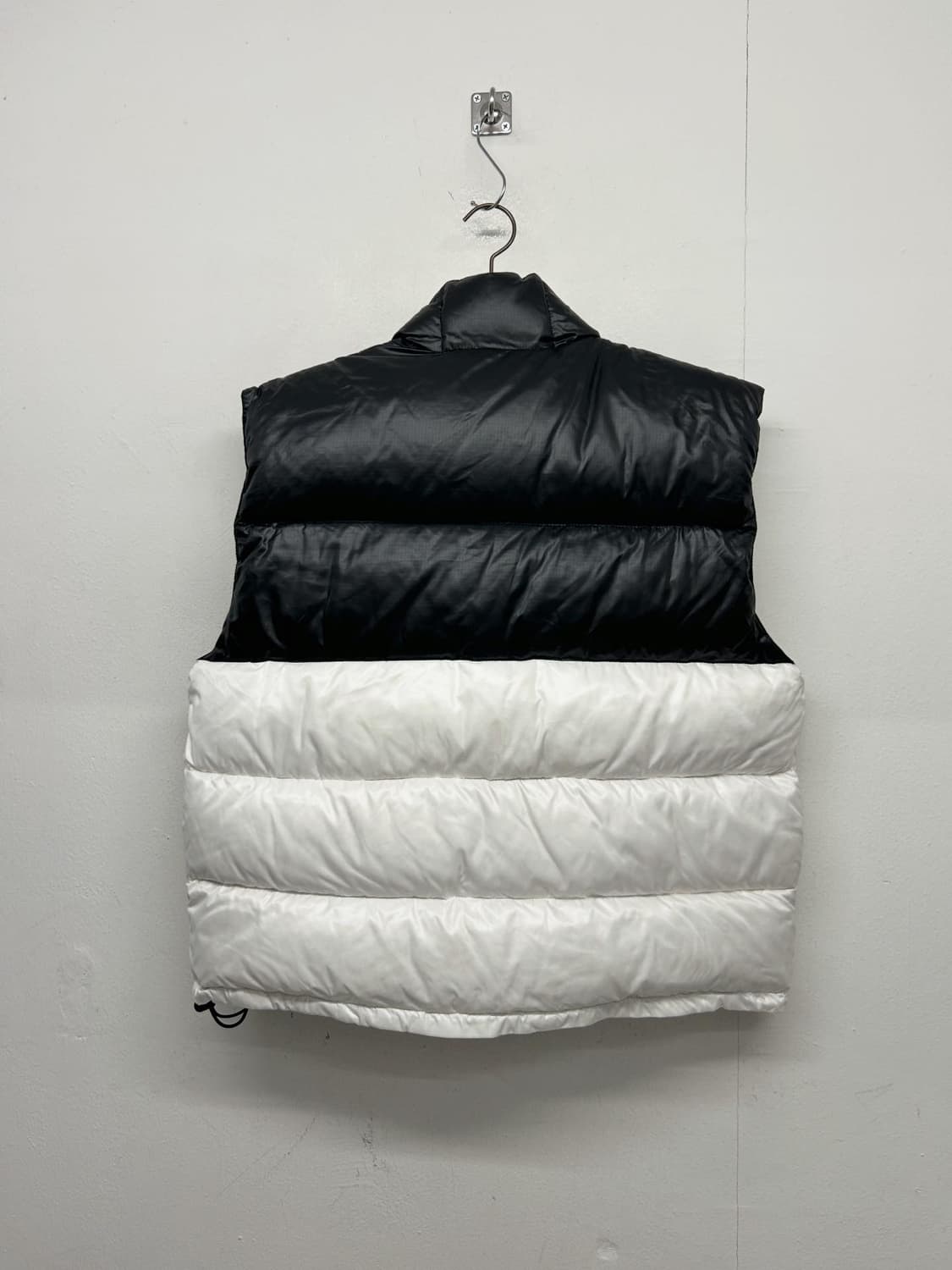 울리치 블랙/화이트 배색 패딩 조끼 상품이미지5