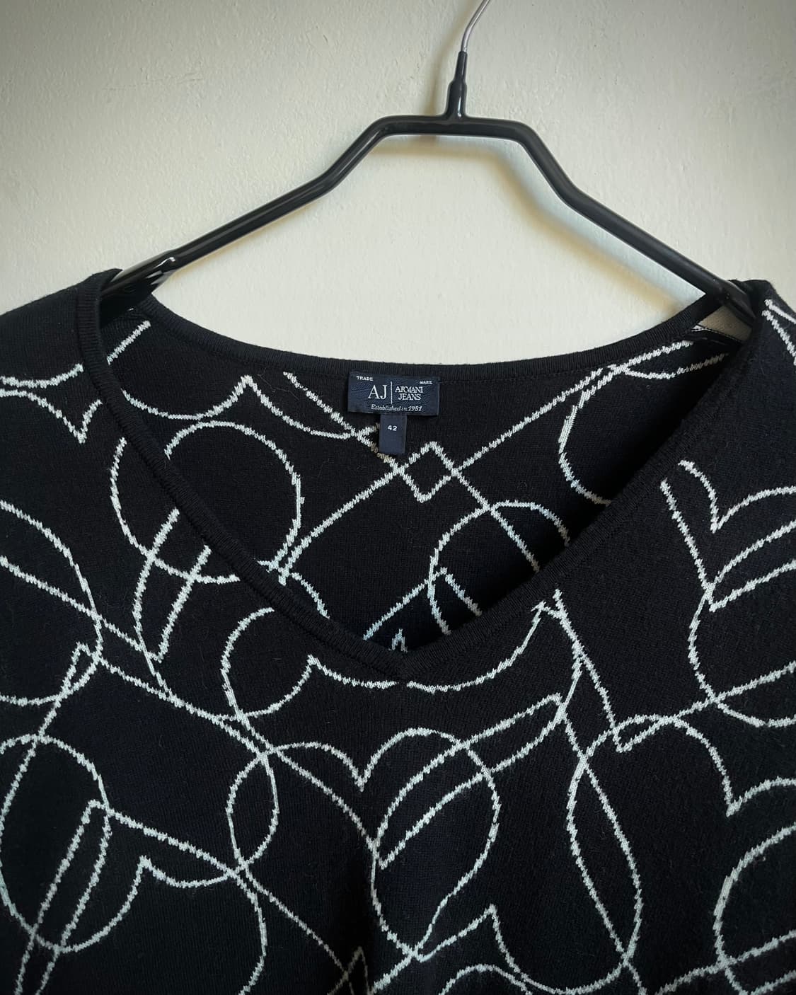 Armani Jeans Heart Pattern V-Neck Knit 상품이미지5