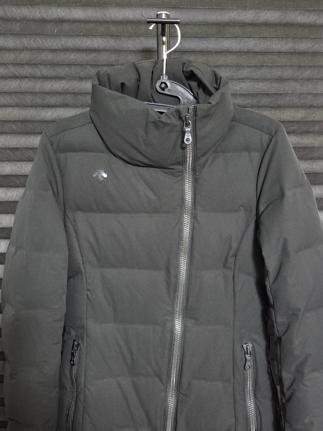 [데상트] 덕다운 하프롱패딩 판매합니다. 상품이미지2