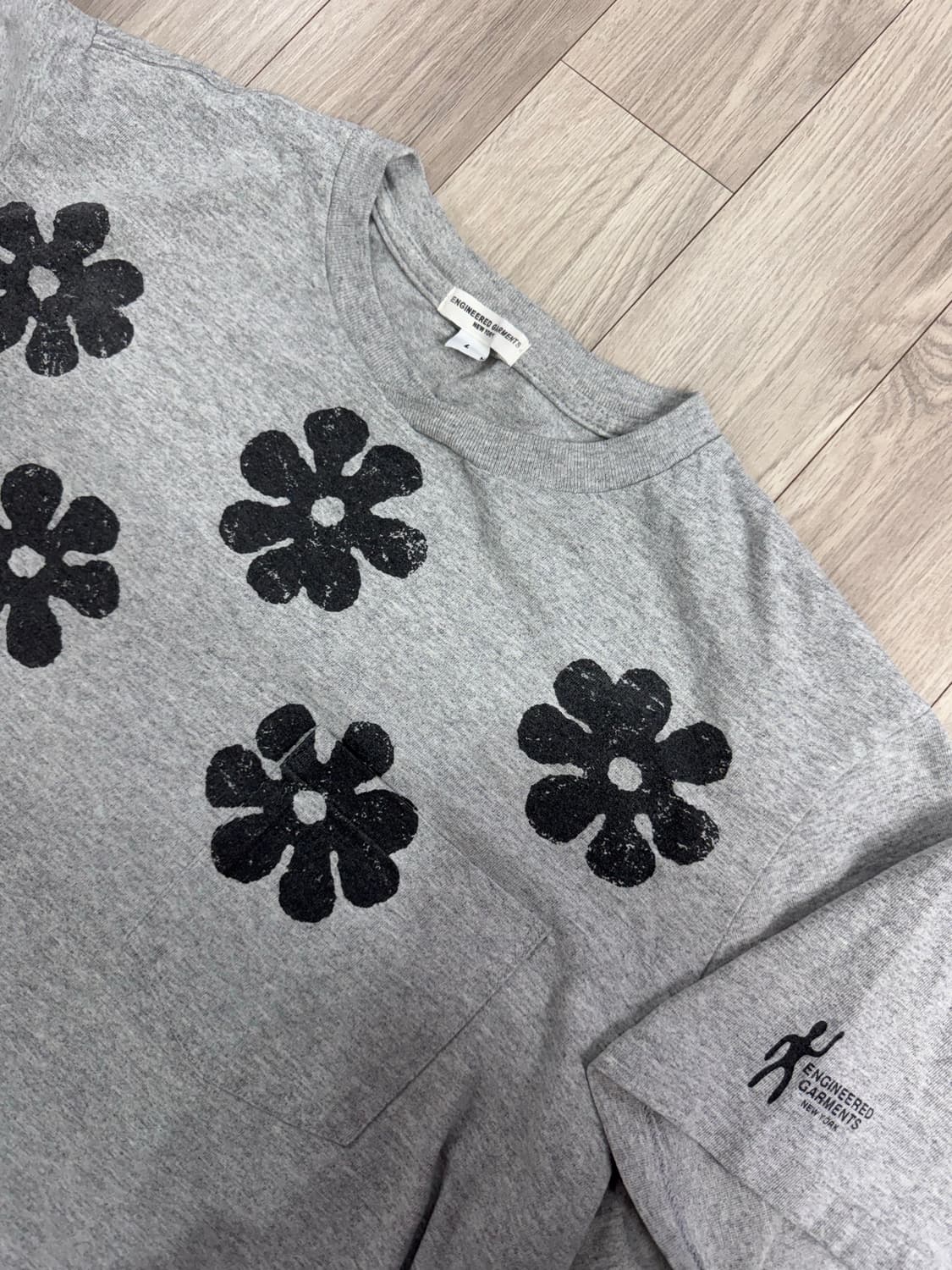 엔지니어드가먼츠 플라워 포켓 그레이 반팔 티셔츠 상품이미지5