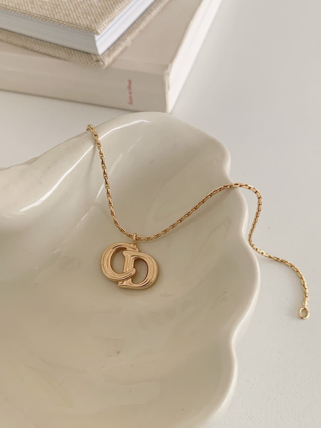 [ 디올 ] 디올 골드 로고 팔찌 상품이미지9