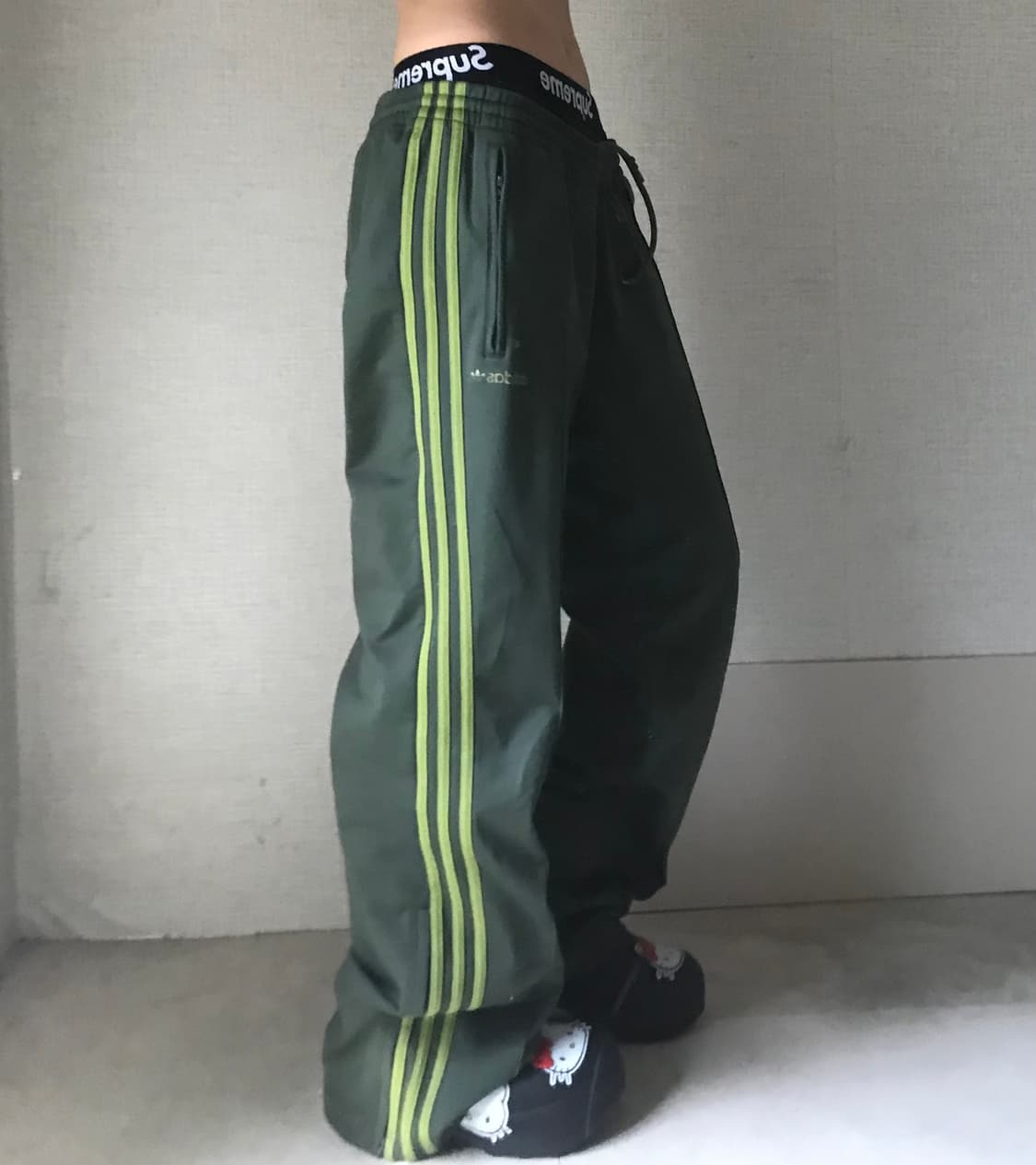 아디다스 카키그린 와이드핏 트레이닝 팬츠 상품이미지2
