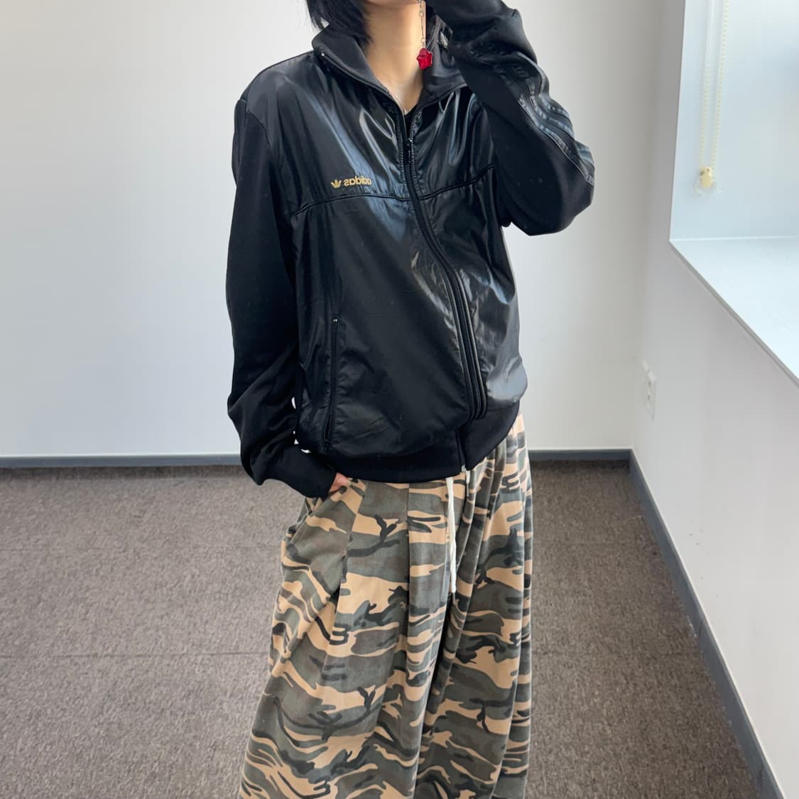 Adidas 아디다스 골드 로고 블랙 점퍼 상품이미지2