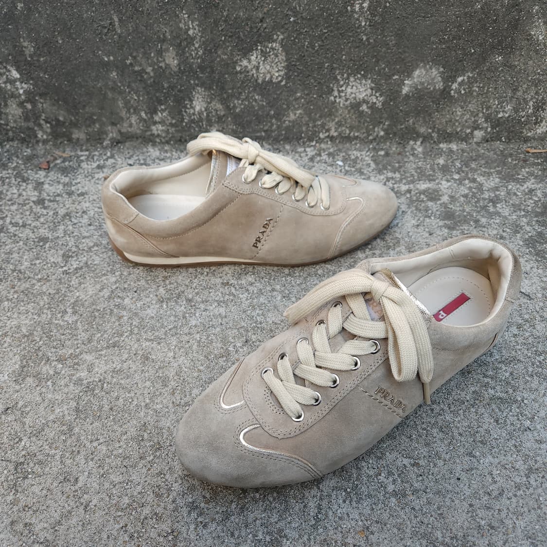 [37] Prada 베이지 누벅 스니커즈 (240) 상품이미지4