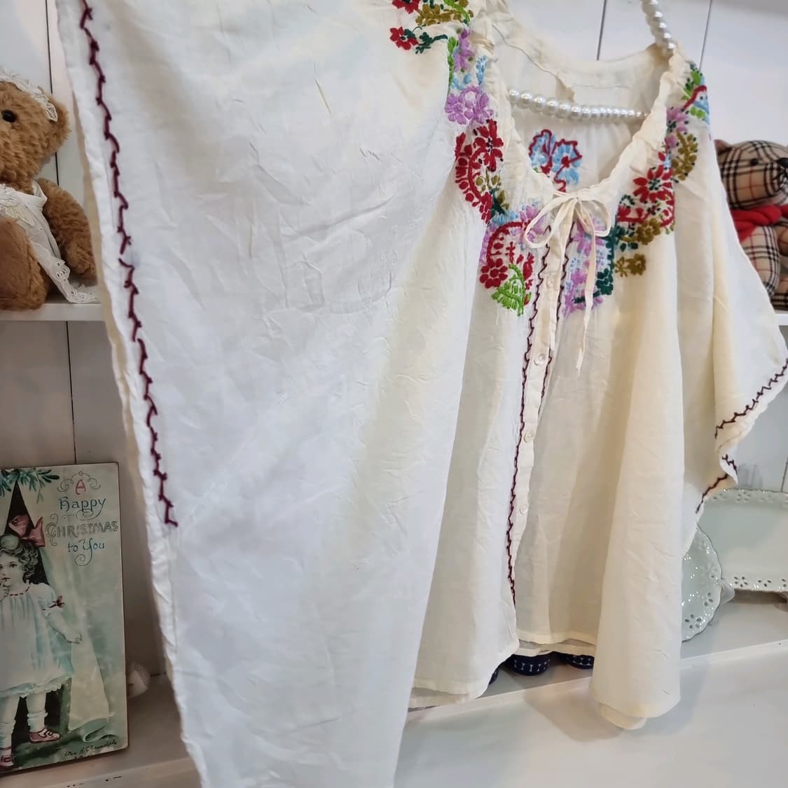 케이프형 자수 블라우스 상품이미지3