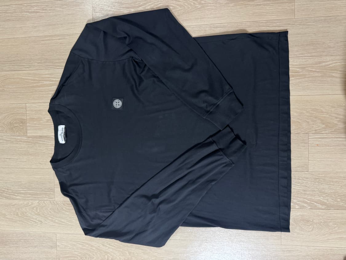 2XL 사이즈 스톤아일랜드 블랙 롱슬리브입니다. 깔끔한 디자인이라 어디든 상품이미지1