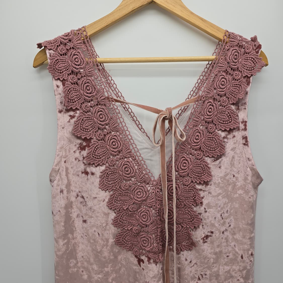 오리엔탈 더스티 핑크 컬러의 벨벳 레이스 포인트 원피스 상품이미지5