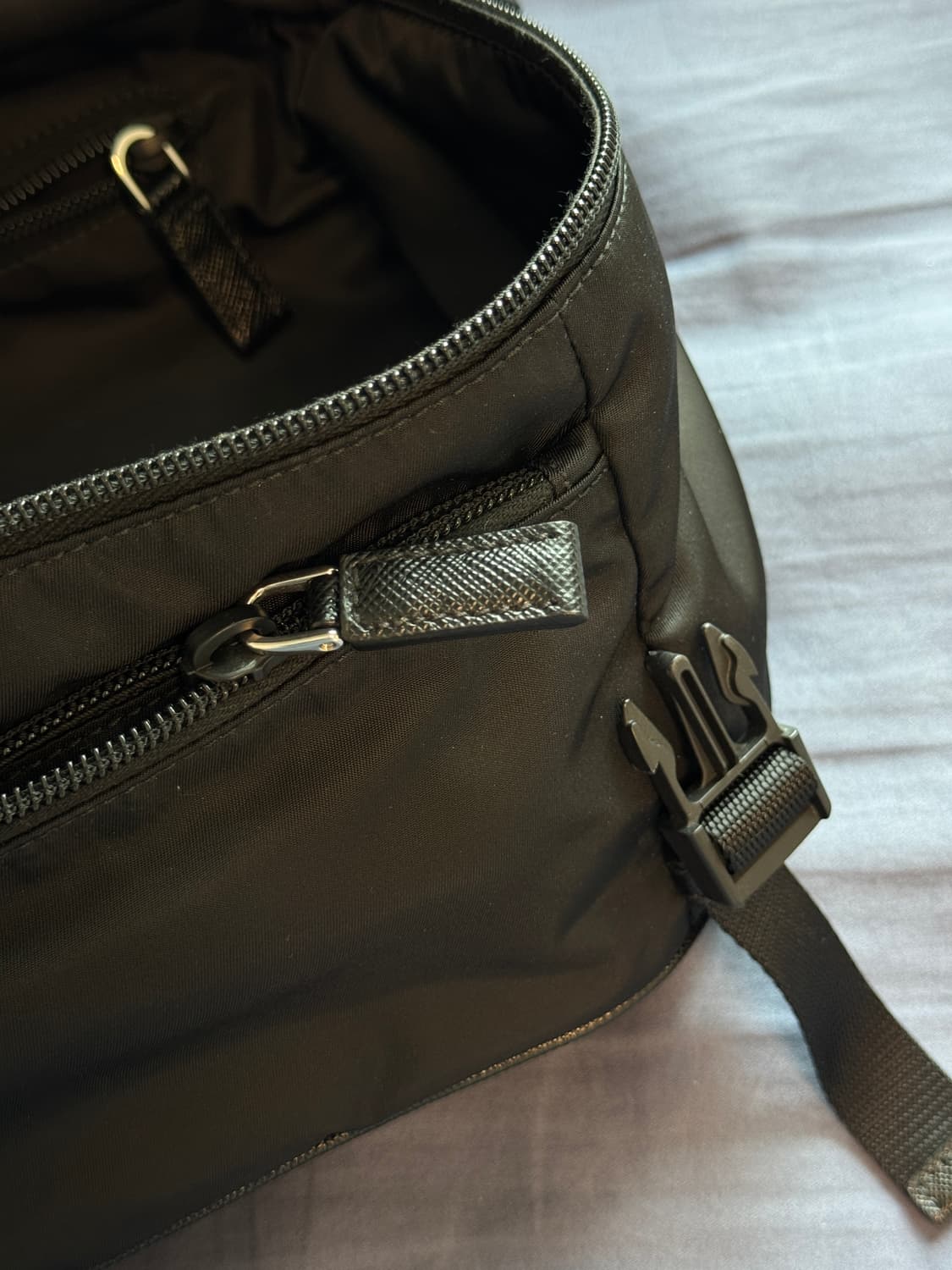 [국내매장판] 프라다 바이커백 미디움 상품이미지8