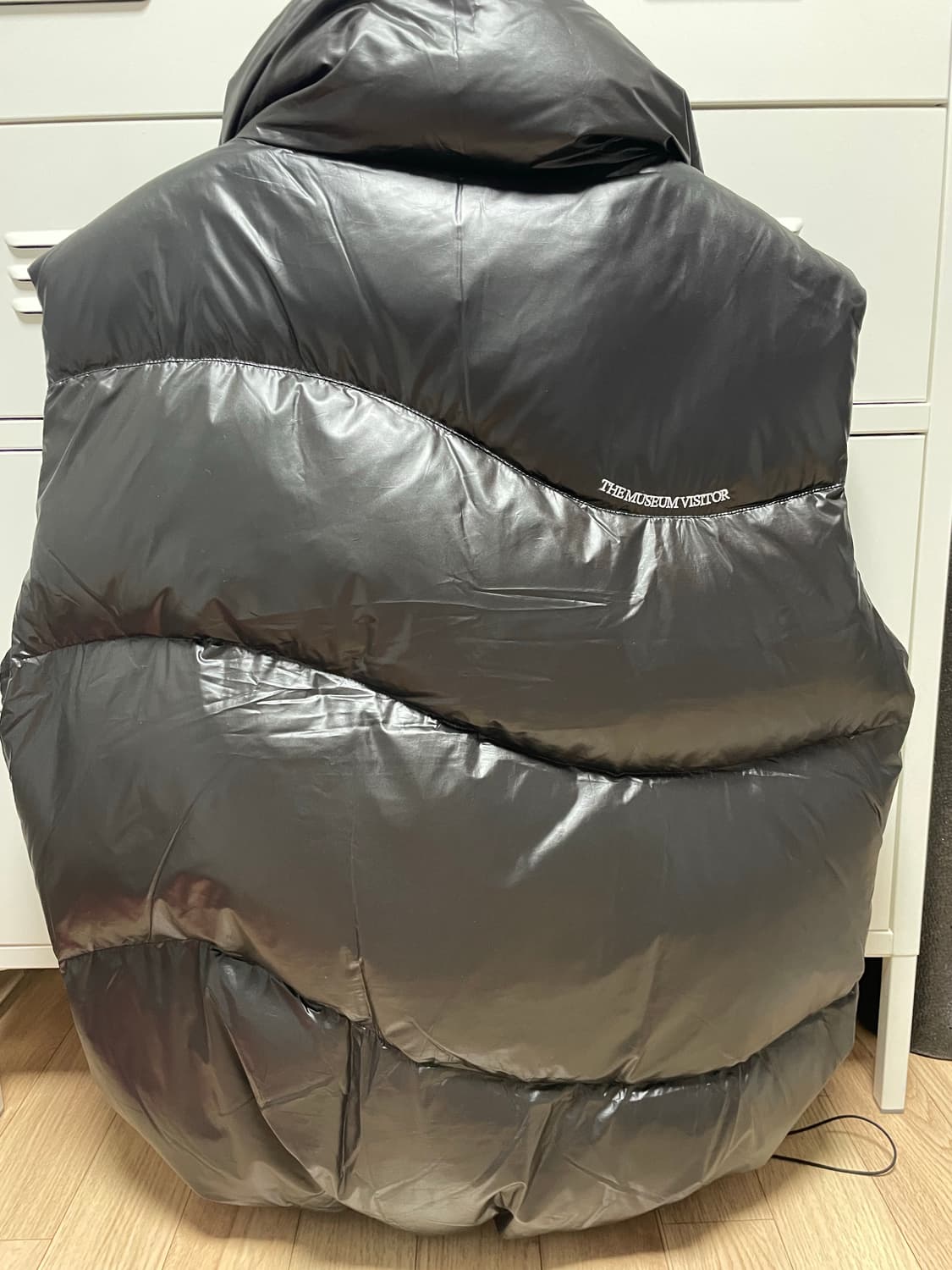 더뮤지엄비지터 커브드 지퍼 푸퍼다운 베스트 상품이미지5