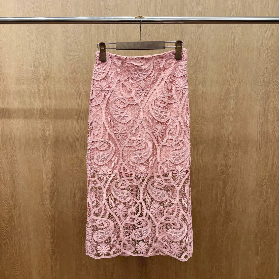 산드로 플로럴 패턴 레이스 미디 스커트 시스루 디테일 슬림핏 핑크 상품이미지2