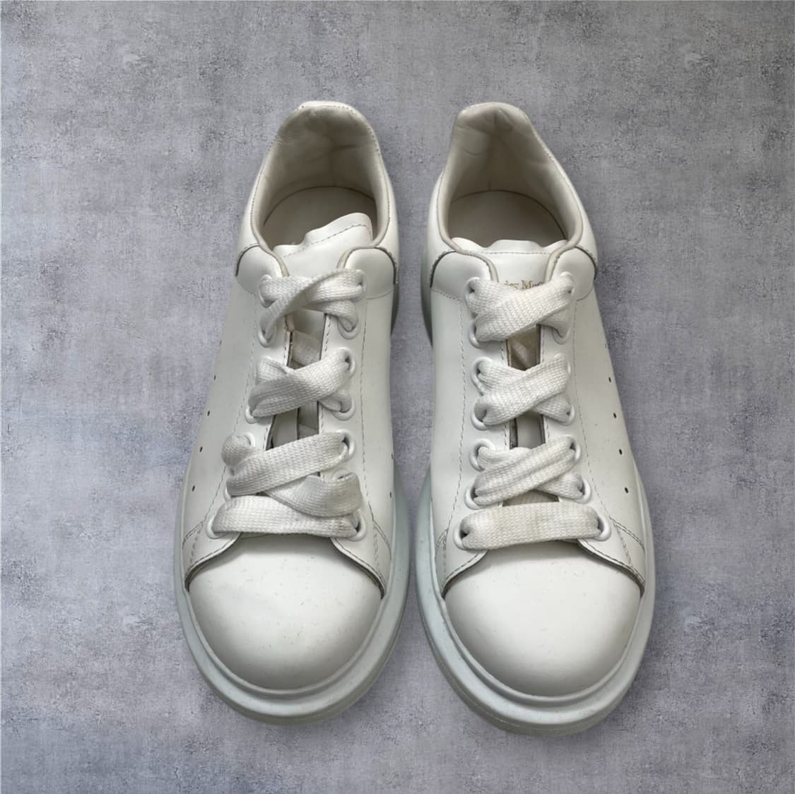 알렉산더맥퀸 화이트 오버솔 스니커즈 35.5 상품이미지3