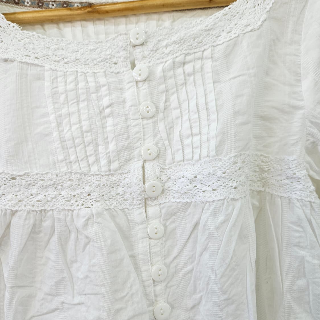 화이트 레이스 핀턱 코튼 블라우스 상품이미지2