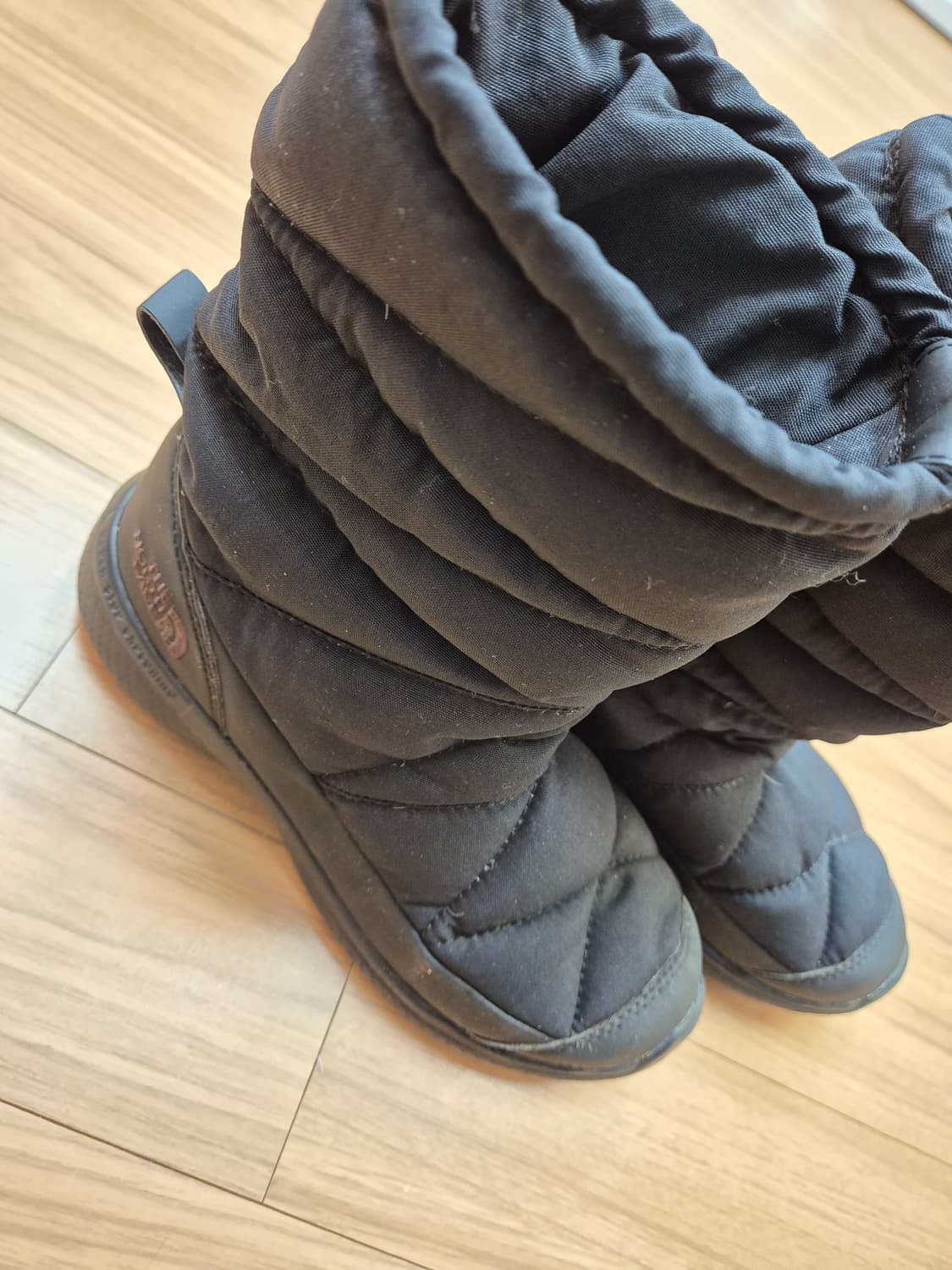 블랙 색상의 노스페이스 패딩 부츠 230mm입니다. 퀼팅 디자인이 적용되 상품이미지8