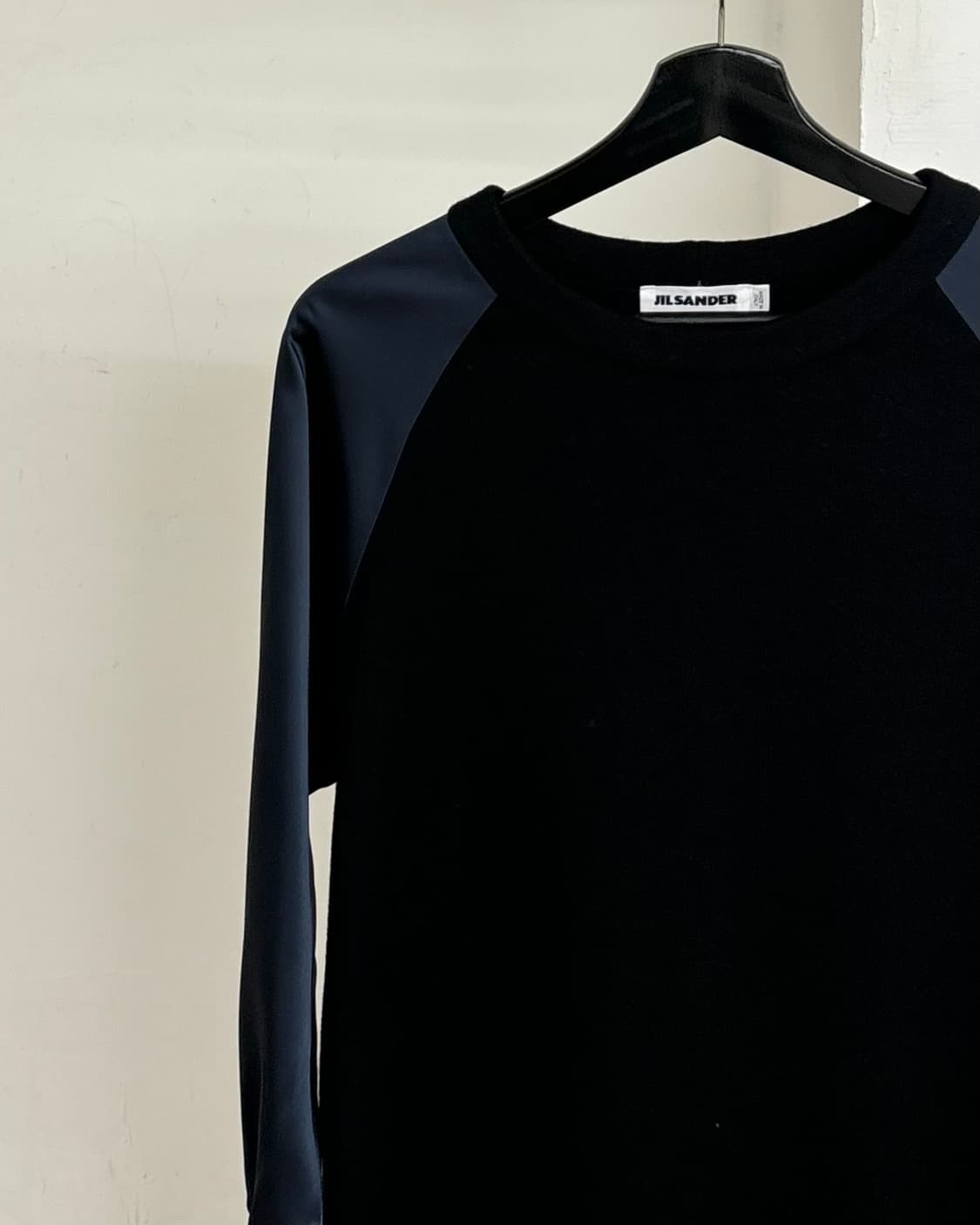 질센더 블랙 실크 롱 슬리브 드레스 상품이미지3