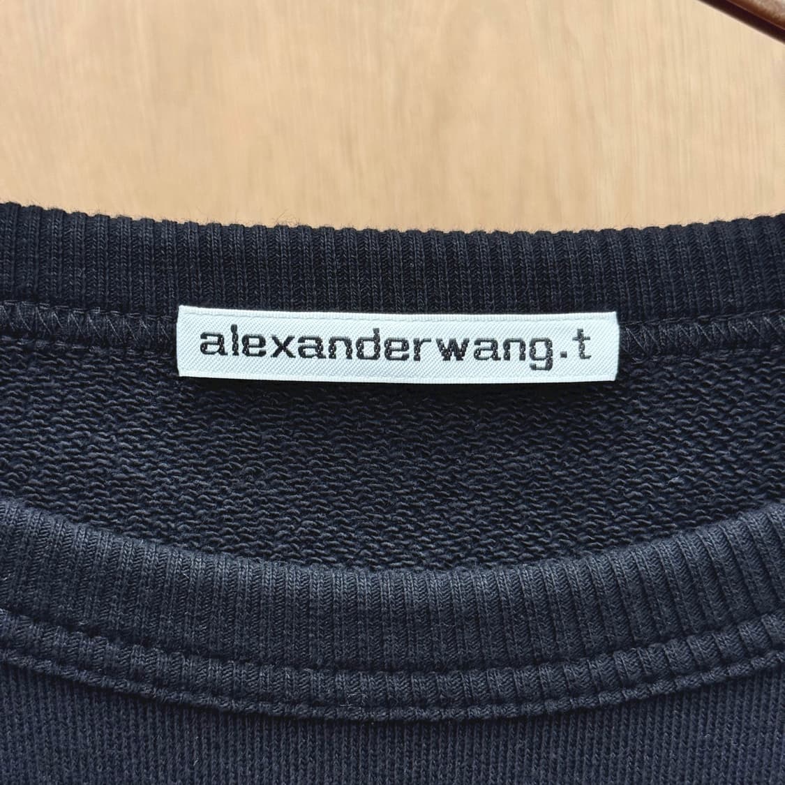 알렉산더왕 맨투맨 전면 빅 로고 그래픽 프린팅 디테일 블랙 상품이미지7