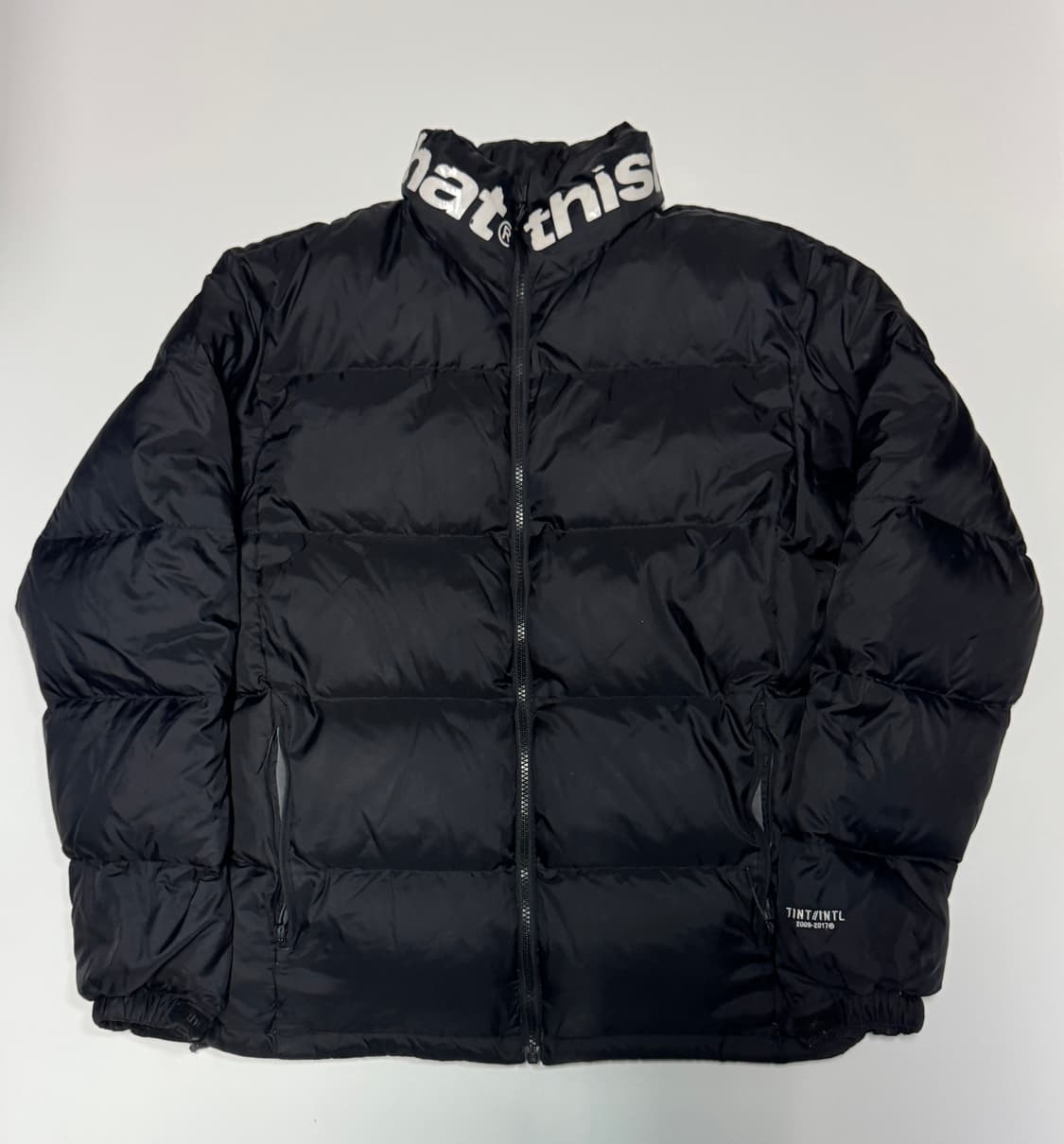 디스이즈네버댓 카라 스펠아웃 다운 패딩 점퍼 블랙 상품이미지1