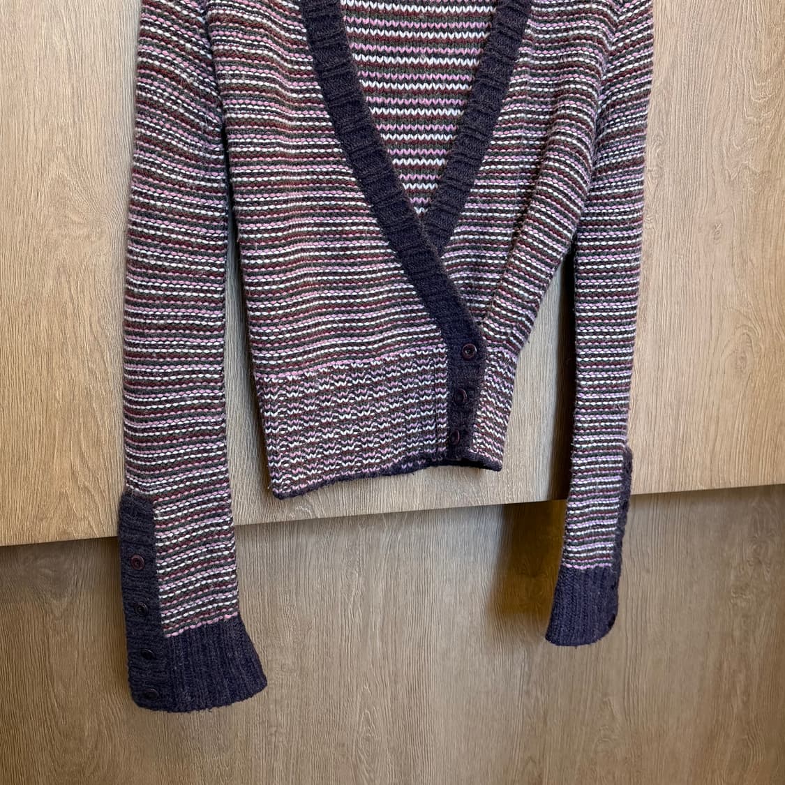 막스앤코 랩 니트 가디건 멀티 스트라이프 패턴 소매 버튼업 디테일 핑크 상품이미지7