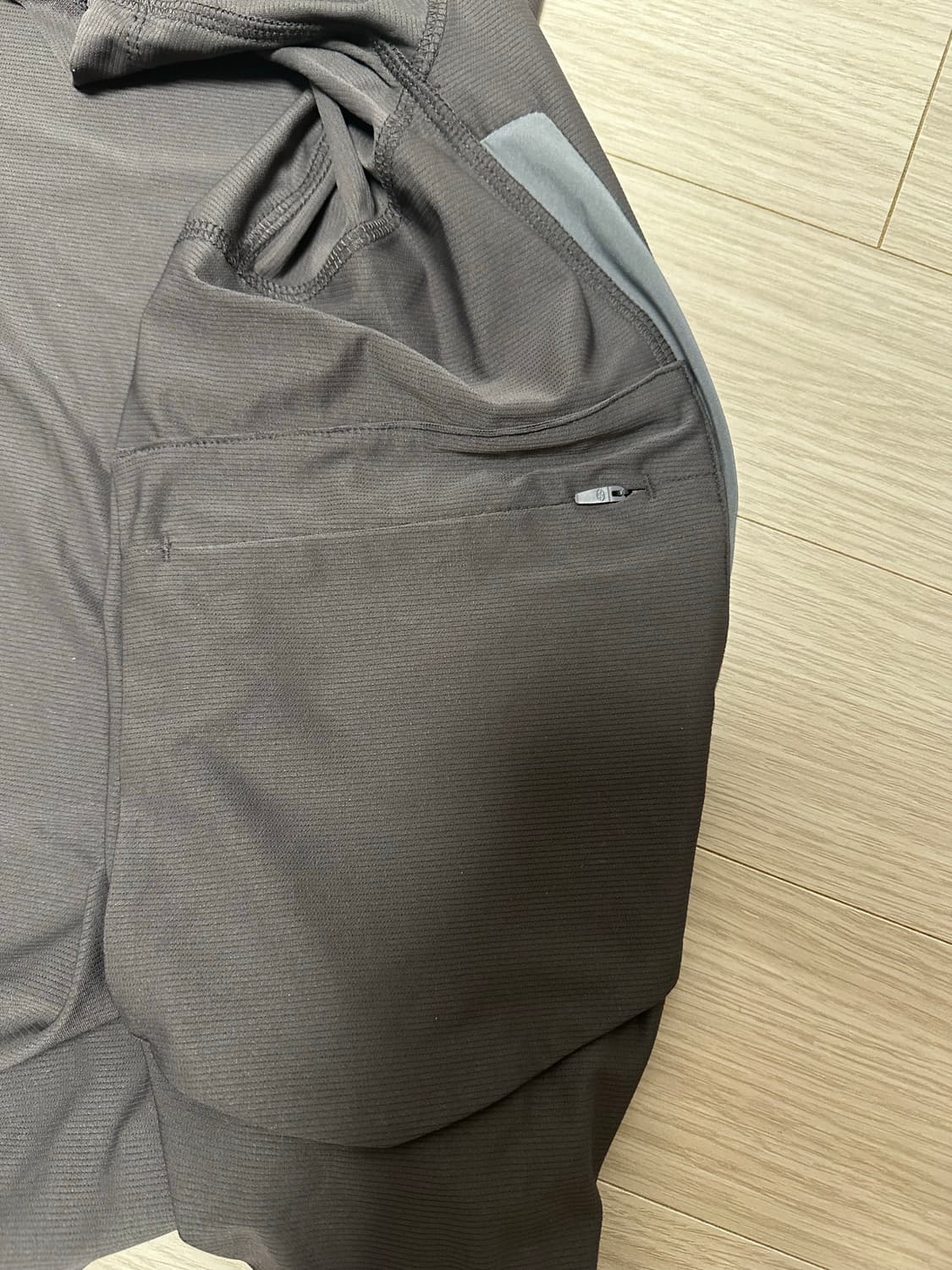 산산기어 후디드 포켓 티셔츠 브라운 상품이미지3