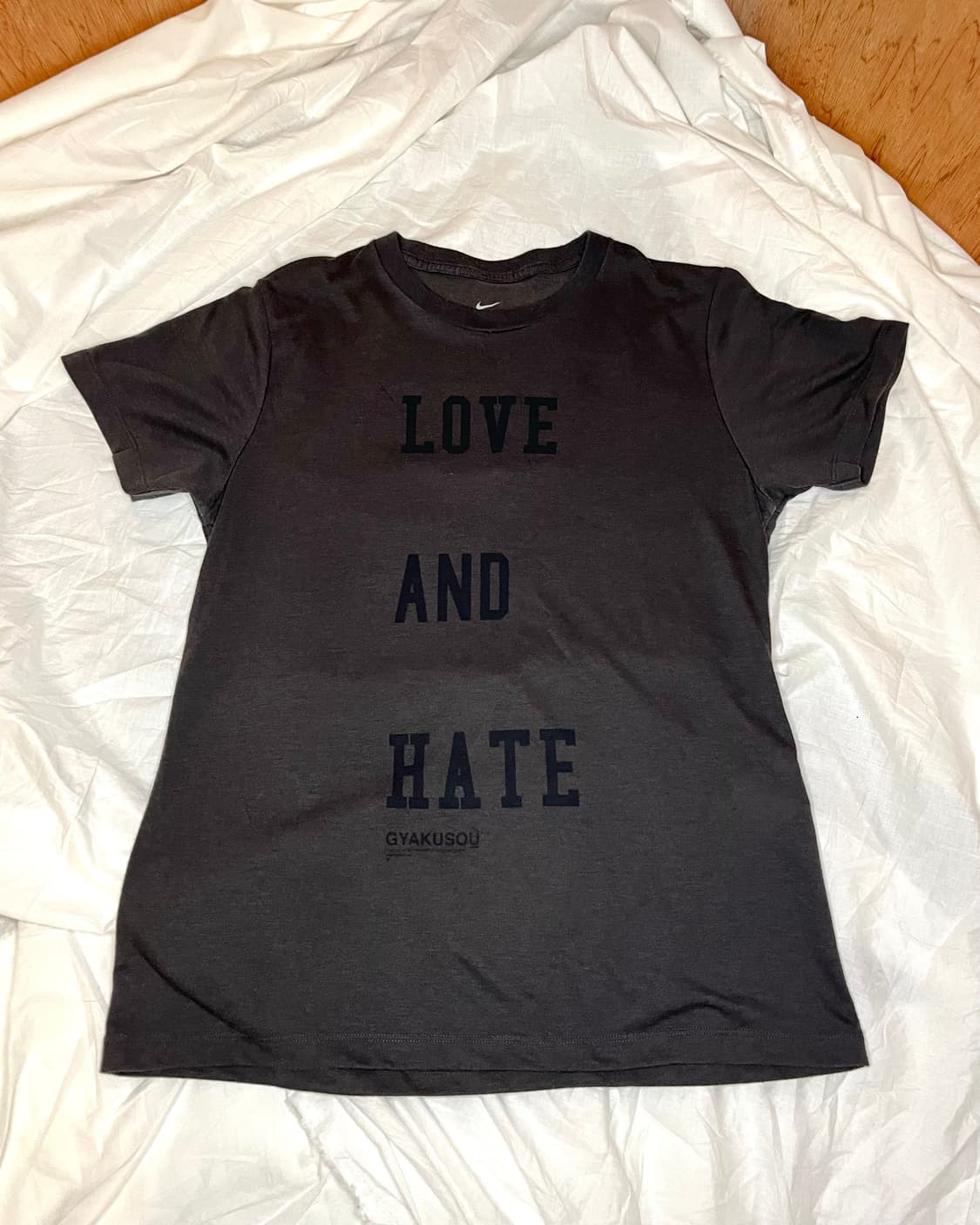 언더커버 나이키 갸쿠소우 러브앤헤이트 그레이 반팔 티셔츠 상품이미지1