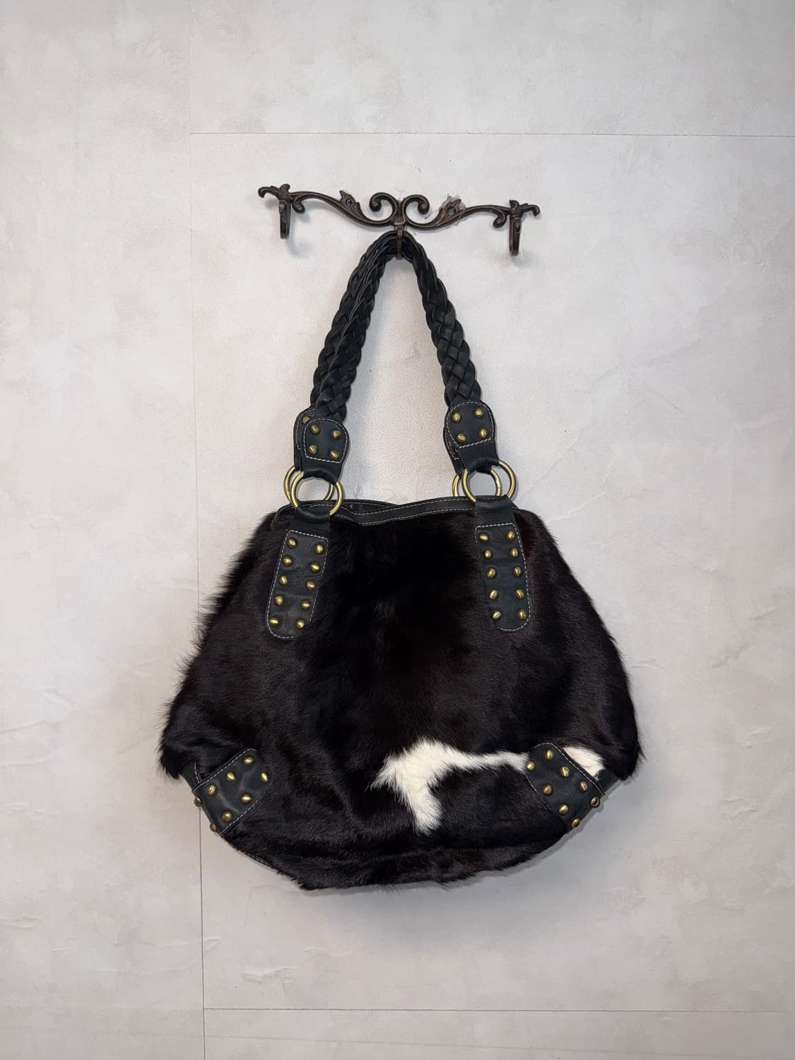 Black & white real fur western stud 숄더백 상품이미지4