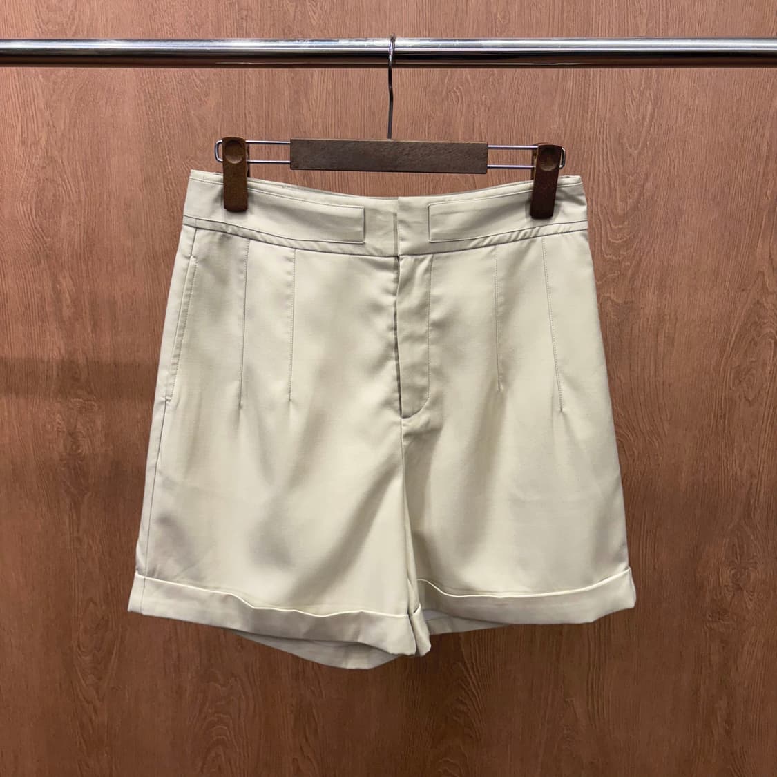 질샌더 반바지 밑단 롤업 후면 로고 라벨 디테일 레귤러핏 베이지 상품이미지2